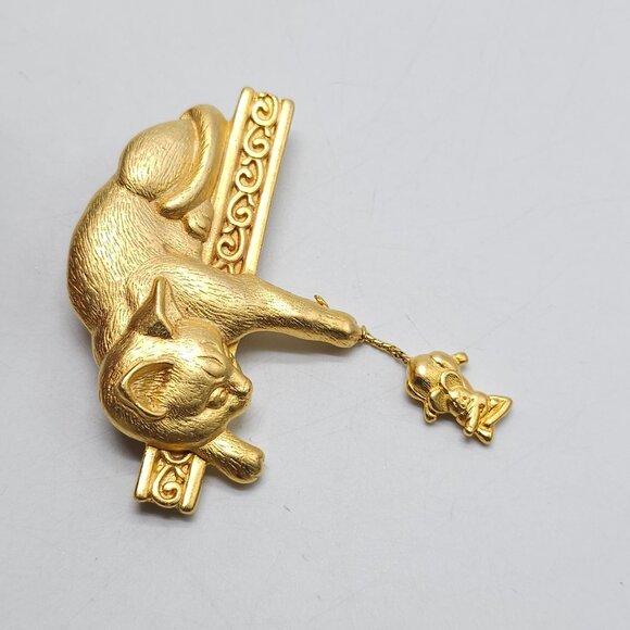 Vintage JJ Jonette Gold Tone Cat With Tail Of Mouse Figural Animal Brooch Pin - Picture 2 of 4